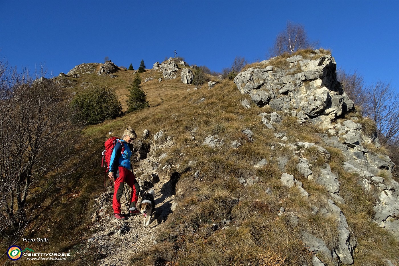 25 In ripida salita verso la croce del Monte Castello.JPG